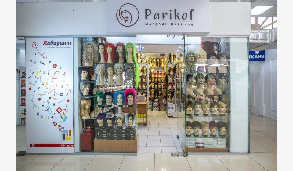Вход в магазин Parikof и витрины с париками